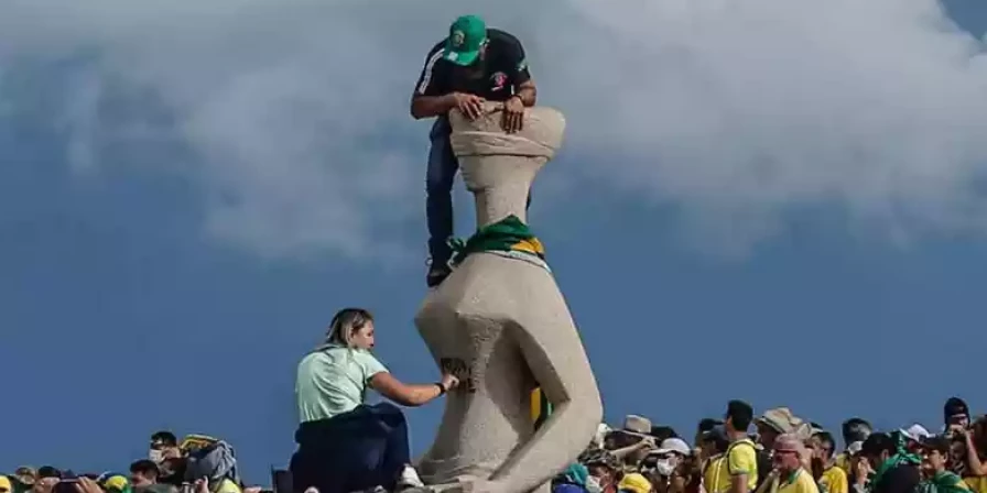 Mulher que pichou estátua da Justiça é presa pela PF na manhã desta sexta-feira