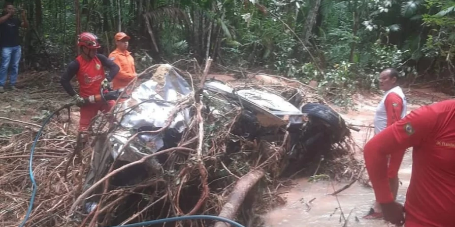 O carro foi levado pelo córrego.