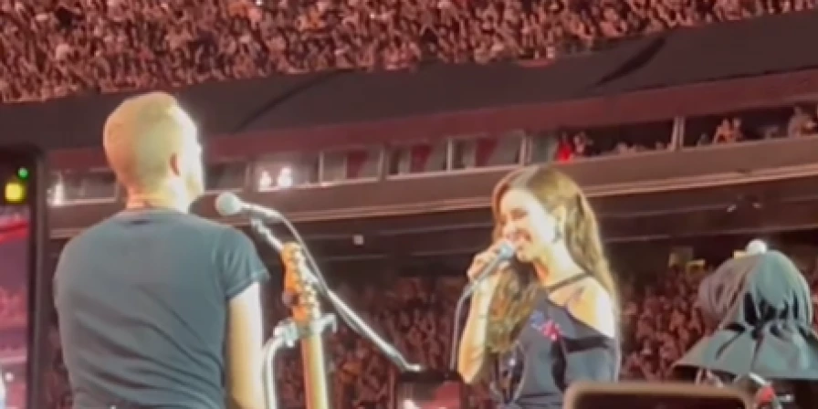 Sandy faz dueto com Chris Martin na última noite do Coldplay em São Paulo.