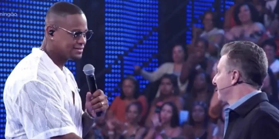Leo Santana recebe convite de Luciano Huck para viagem à África