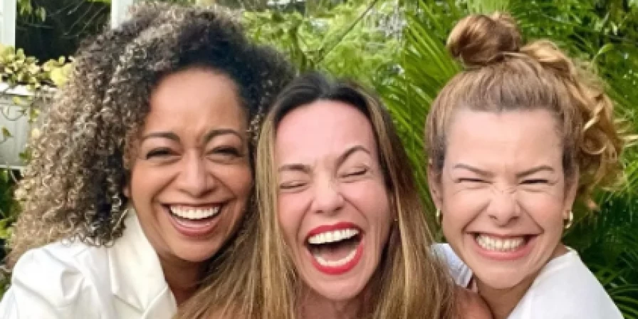 Fernanda Souza, Flávia Monteiro e Aretha Oliveira em encontram.