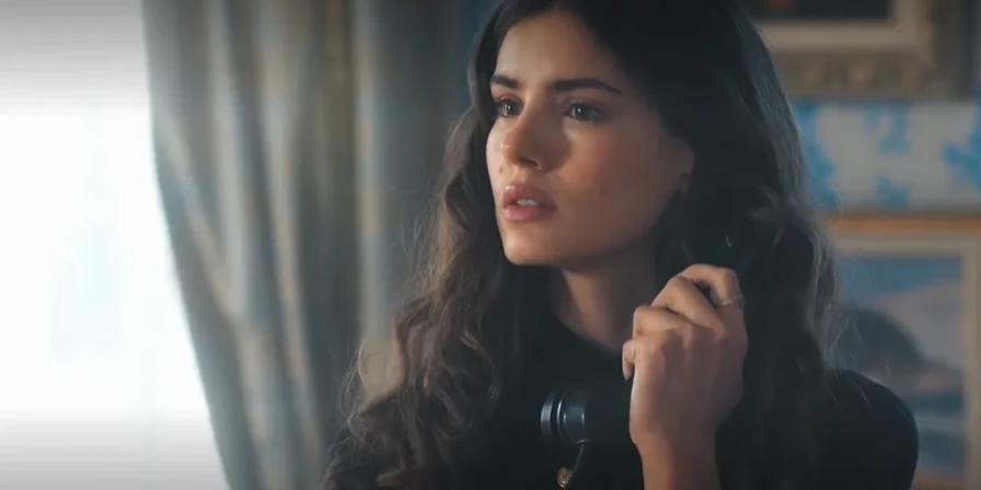 Em Amor Perfeito, Marê, personagem de Camila Queiroz, é presa por suspeita de assassinato