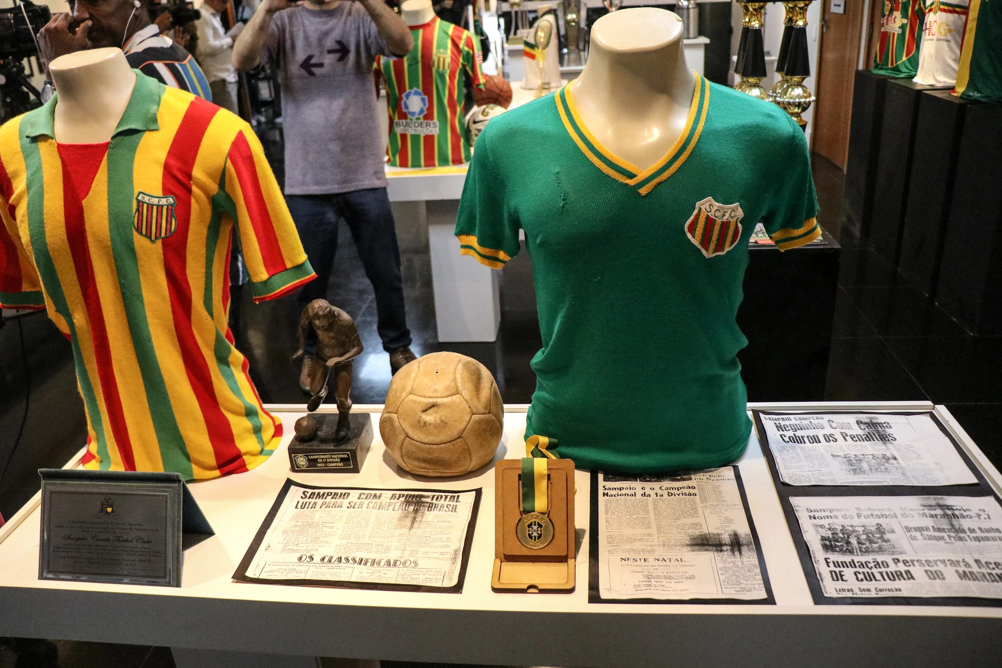 Uniformes antigos do Sampaio Corrêa em exposição ( Foto - Ronald Felipe / Sampaio Corrêa)