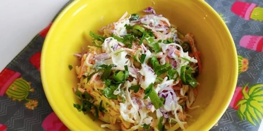 Fique à vontade para acrescentar outros vegetais à sua salada, bem como para incrementar o molho.