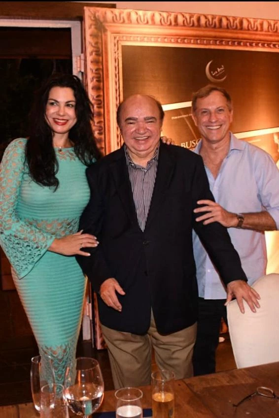 Modelo, cantora e atriz de sucesso, a maranhense Surama de Castro e Flavius Cotait Ruggiero decidiram fixar residência em São Paulo, onde ele é político atuante. Na foto, em evento literário em São Luís, o casal com o Repórter PH