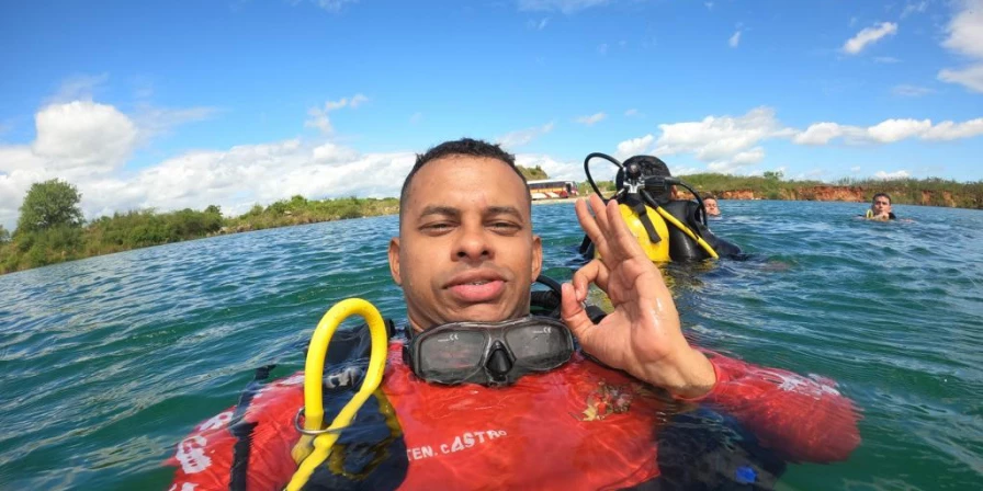 Bombeiro mergulhador fala do trabalho e da necessidade de preservar rios e mares.
