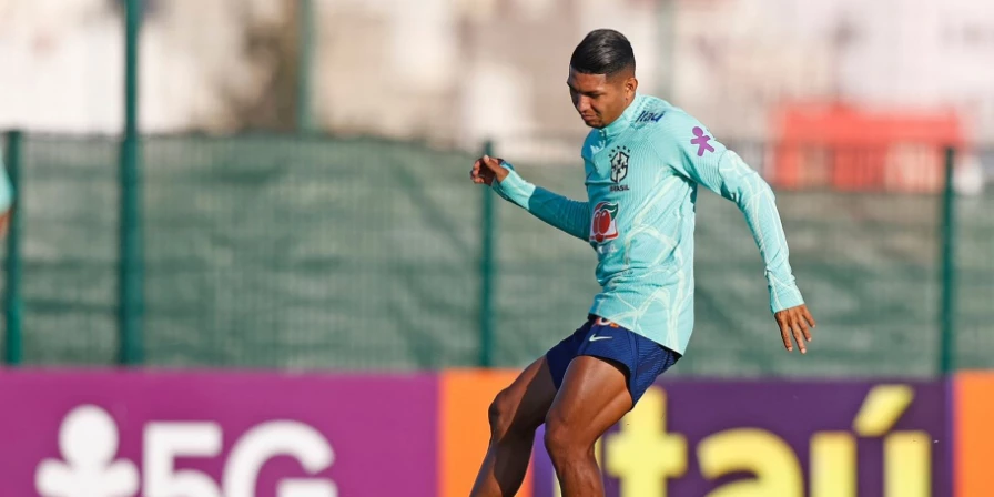 Atacante Rony em treino do Brasil no Marrocos