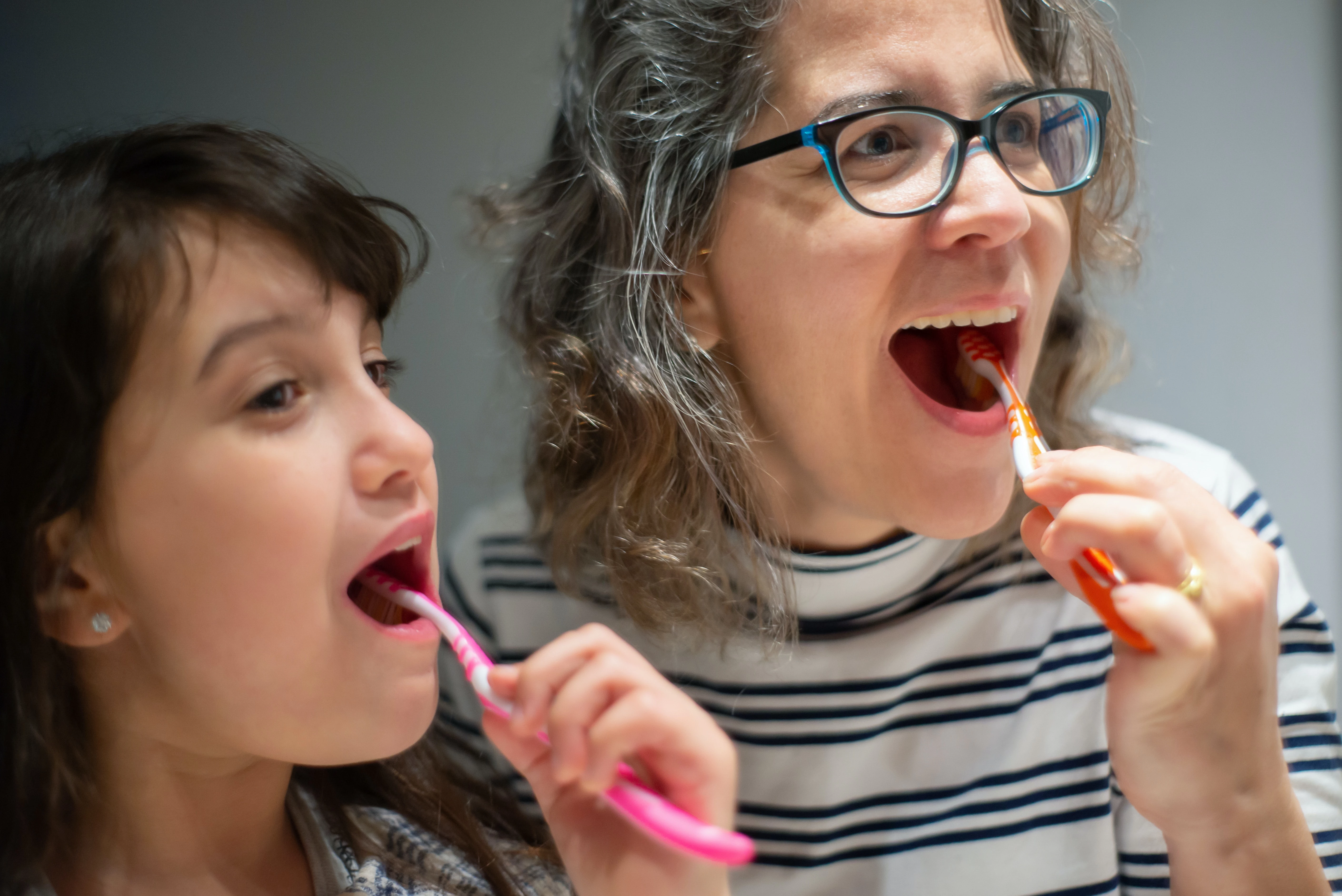 A orientação indicada é que pais e responsáveis estejam próximos aos pequeninos no cuidado com os dentes. (Foto: Divulgação)