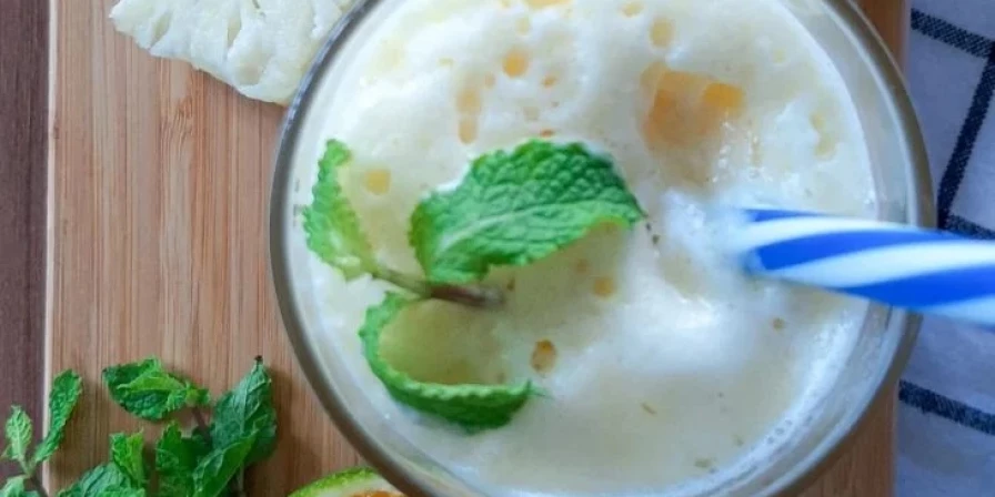Suco de abacaxi com hortelã;