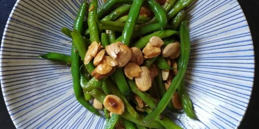 Essa salada quente de vagem salteada é perfeita para mudar de hábitos.