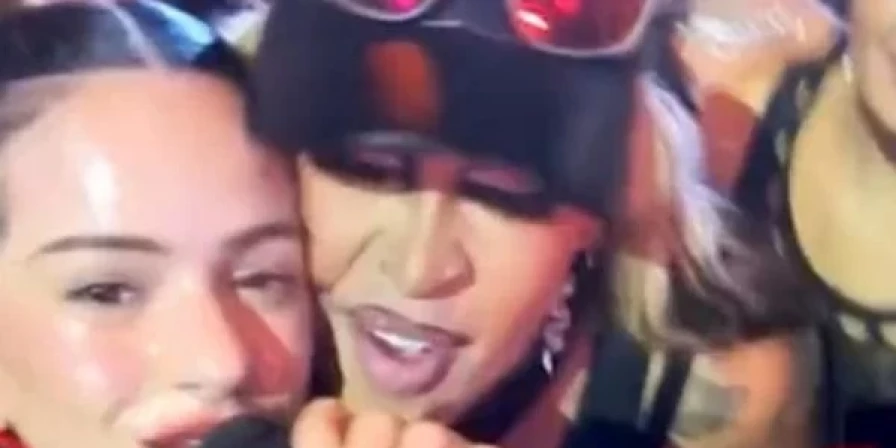 Gloria canta com Rosalía