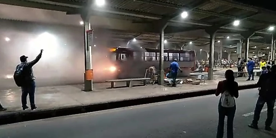 Ônibus teve superaquecimento do motor no Terminal da Praia Grande.