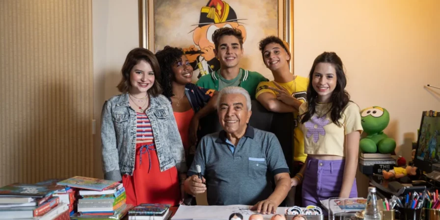 Elenco de 'Turma da Mônica: Reflexos do Medo' posam com Maurício de Souza.