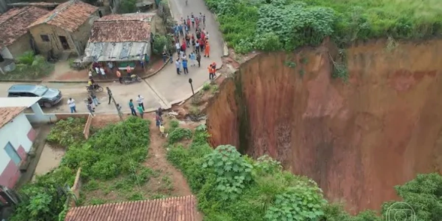Existem 26 buracos gigantes que têm avançado sobre a cidade e preocupado moradores.
