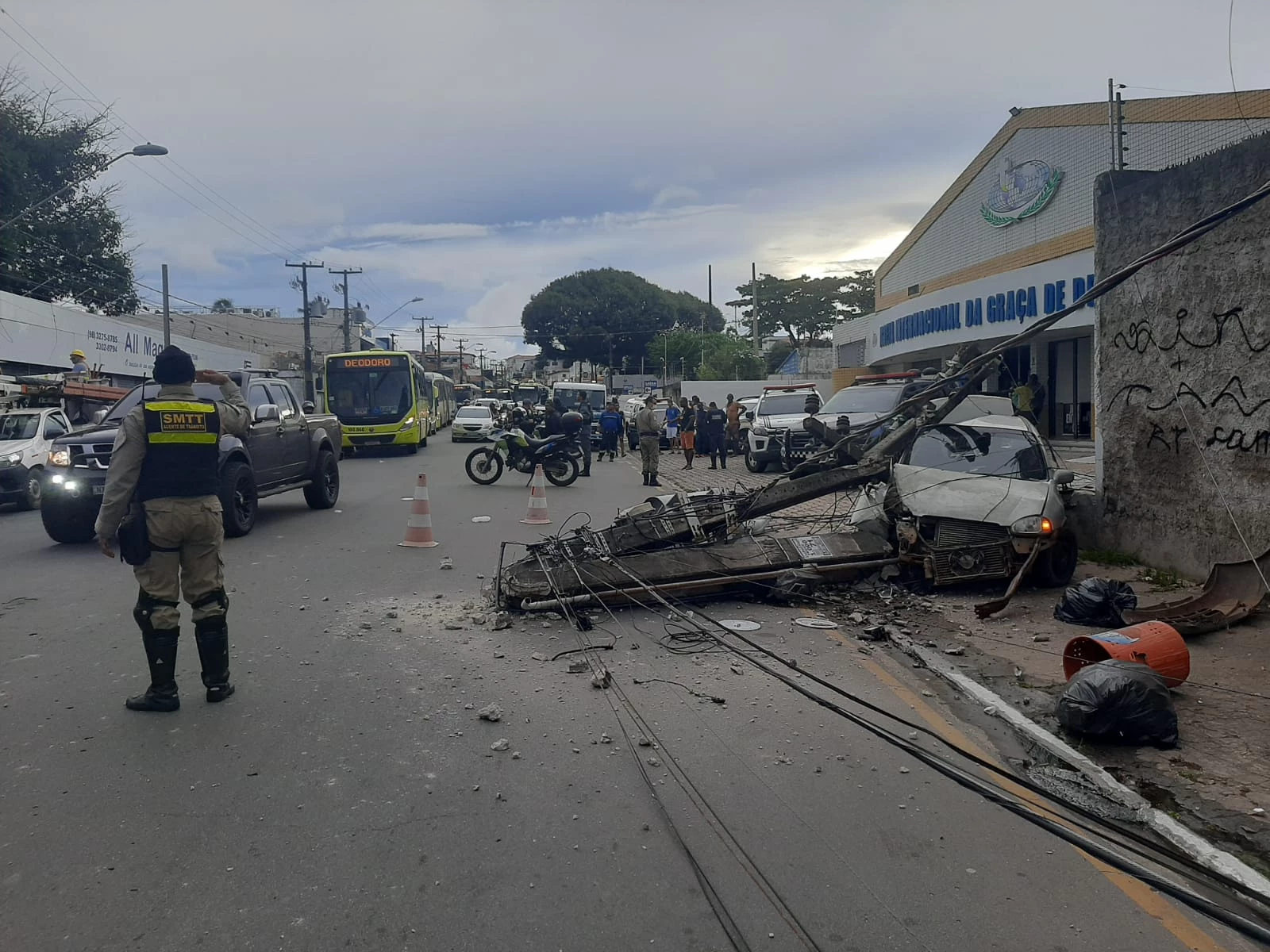 Acidente causa queda de poste na avenida das Cajazeiras, em São Luís. (Foto: Alessandra Rodrigues / Mirante AM)