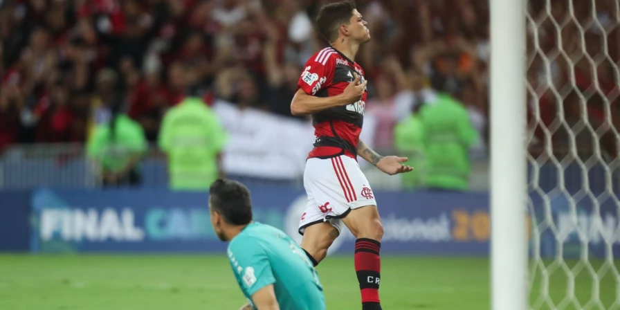 O Flamengo derrotou o Fluminense no Maracanã.