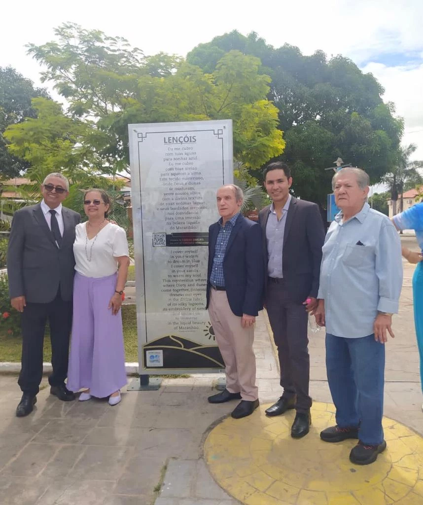 O Prefeito de Barreirinhas, Amílcar Rocha, a primeira-dama Lourdes Rocha, o poeta e curador Carlos Dimuro, o artista plástico Joel DuMara e Nan Souza, na inauguração dos totens na Praça do Trabalhador