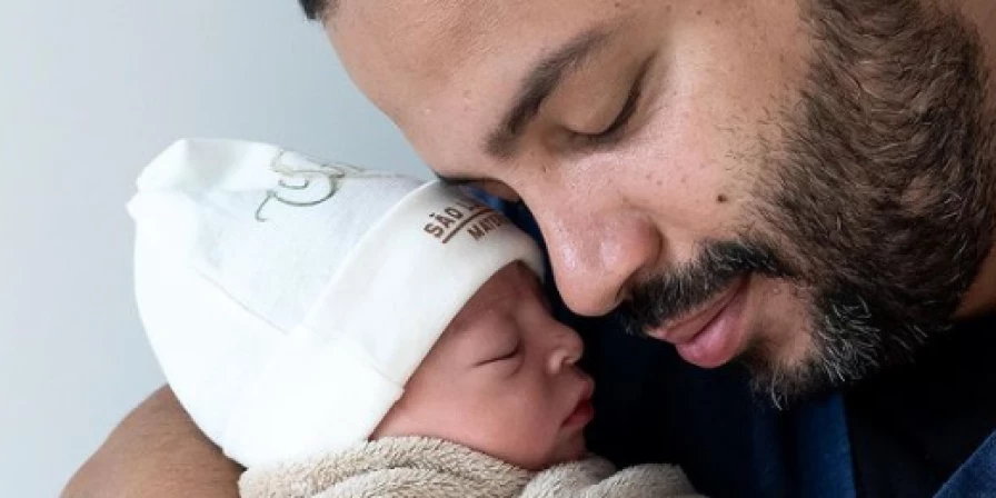 Nasce Otto, segundo filho de Projota e Tamy Contro.