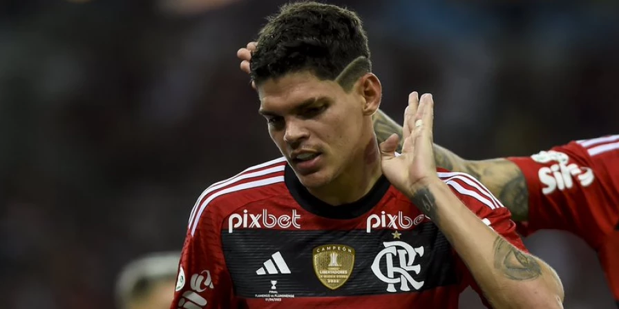 Ayrton Lucas, lateral-esquerdo do Flamengo.