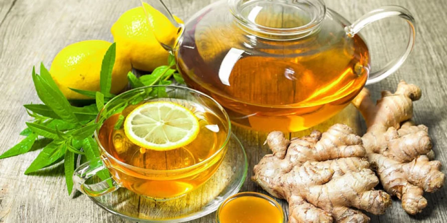 Suco de gengibre com limão e mel.