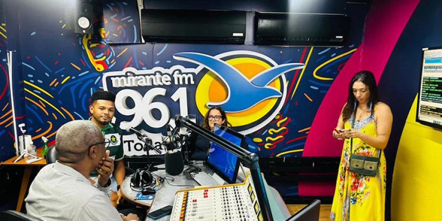 Regina Cabral e Jhonatan Oliveira na Mirante FM. Foto; Giselle Bossard