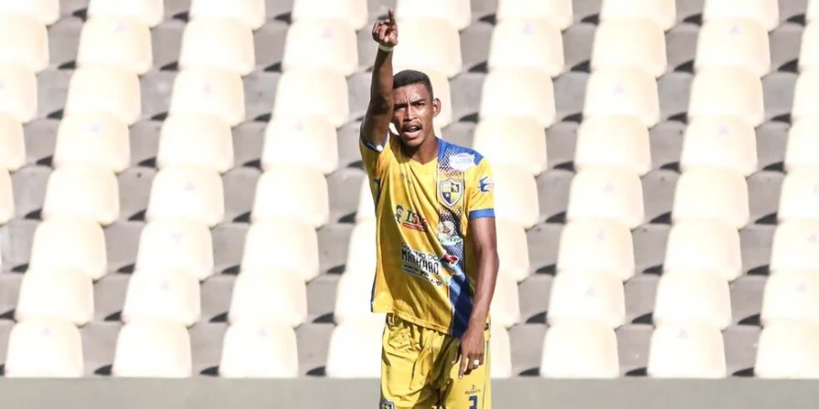 Gustavo, zagueiro do IAPE, é um dos alvos do Maranhão Atlético