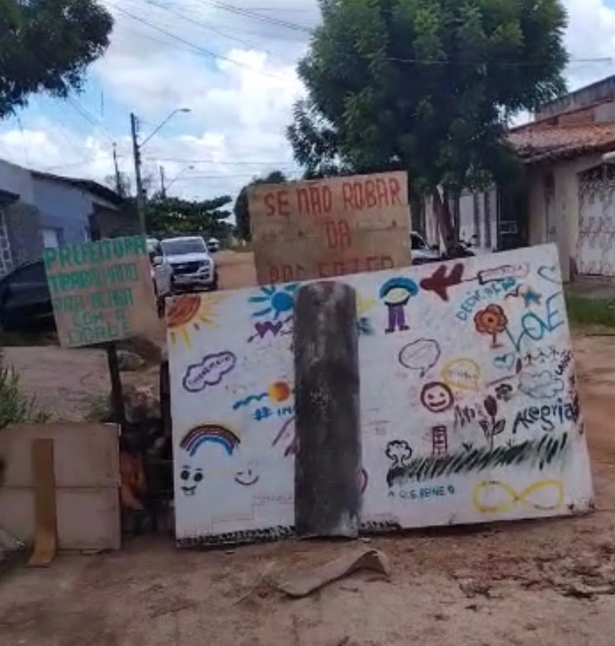 Moradores interditam rua no bairro Vila Nova. (Foto: Divulgação / Redes Sociais)