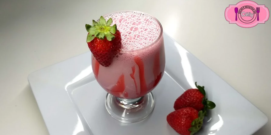 Batida de vinho com morango.