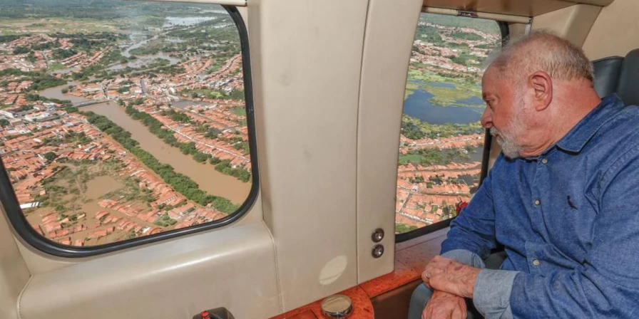 Lula sobrevoou áreas inundadas na região de Trizidela do Vale e Pedreira e visitou um abrigo em Bacabal.