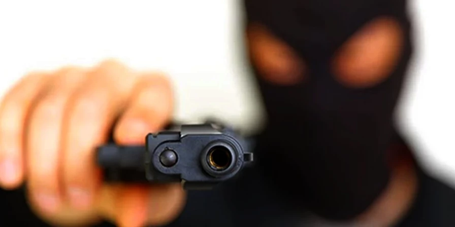 Os bandidos estavam armados e fizeram um arrastão na casa da vítima, na Cidade Operária.