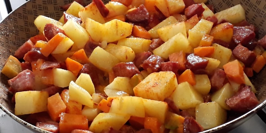 Linguiça ensopada com batatas .
