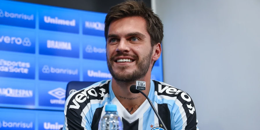 Nathan, meia do Grêmio.