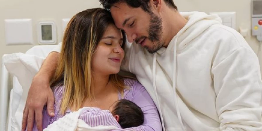 Viih Tube e Eliezer posam com a primeira filha, Lua.