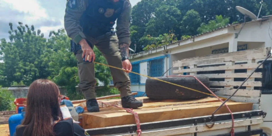 Na incursão, foram flagrados o transporte de madeira extraída sem autorização e pesca ilegal na unidade de conservação.