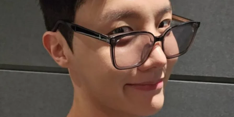 Há uma semana, J-Hope publicou foto no Instagram dizendo que havia cortado o cabelo.