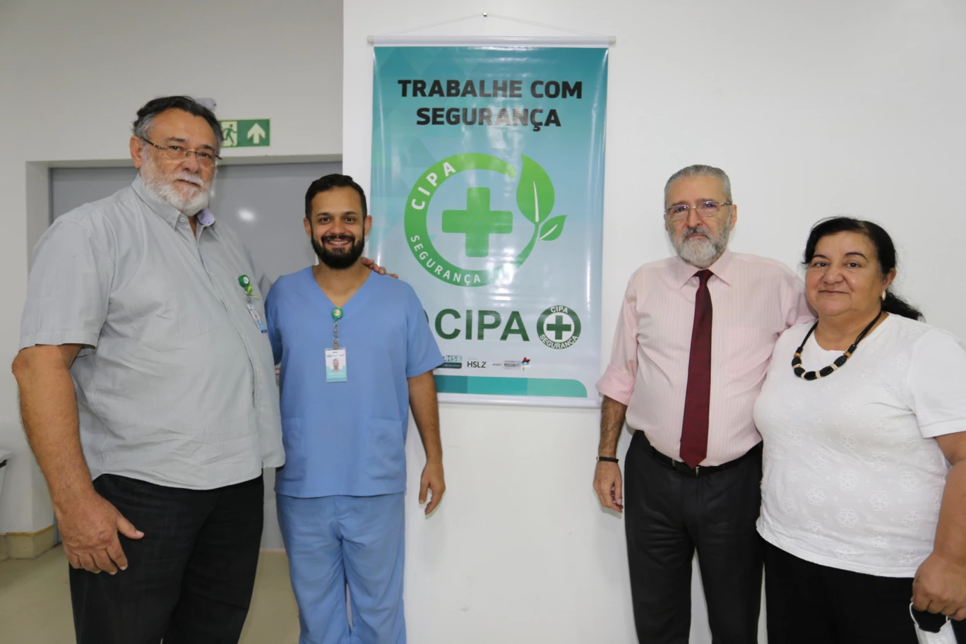O consultor de segurança do trabalho Francisco Alexandrino, o Pres. reeleito da CIPA HSE Rafael Alves, o Dir. Geral do HSE/HSLZ Plínio Tuzzolo e a Dir. de Enfermagem do HSE/HSLZ Enfermeira Beatriz Rosa. (Foto: Danielle Vieira)