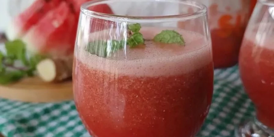Muito nutritivo e refrescante, esse suco de melancia com gengibre é perfeito para qualquer momento do seu dia.