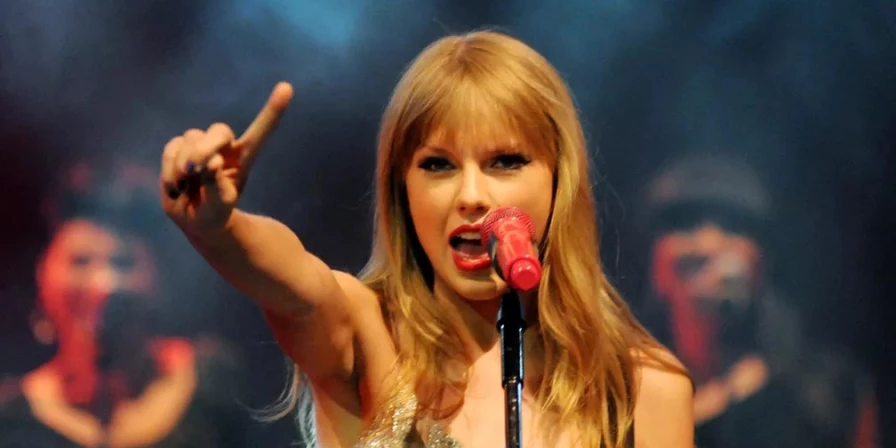 Taylor Swift lança nova versão de 'Snow on the beach' com Lana Del Rey.