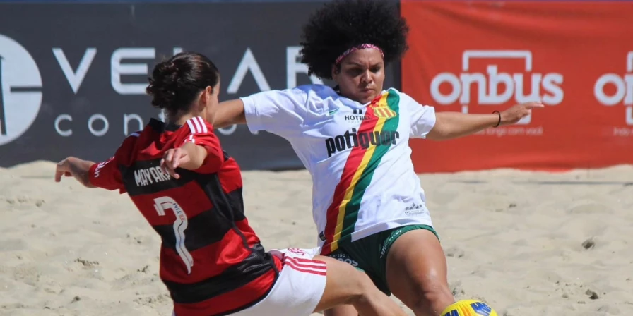 Time tricolor feminino nas areias fez jogo contra elenco rubro-negro, mas saldo pesou negativamente