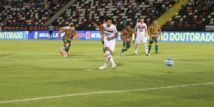 Osman marcou de Pênalti ainda na primeira etapa.