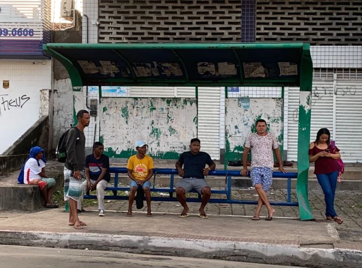 Passageiros ficam nas paradas na esperança de aparecer um ônibus. (Foto: Paulo Soares/Grupo Mirante)