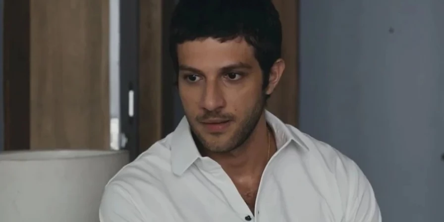 Ari (Chay Suede)