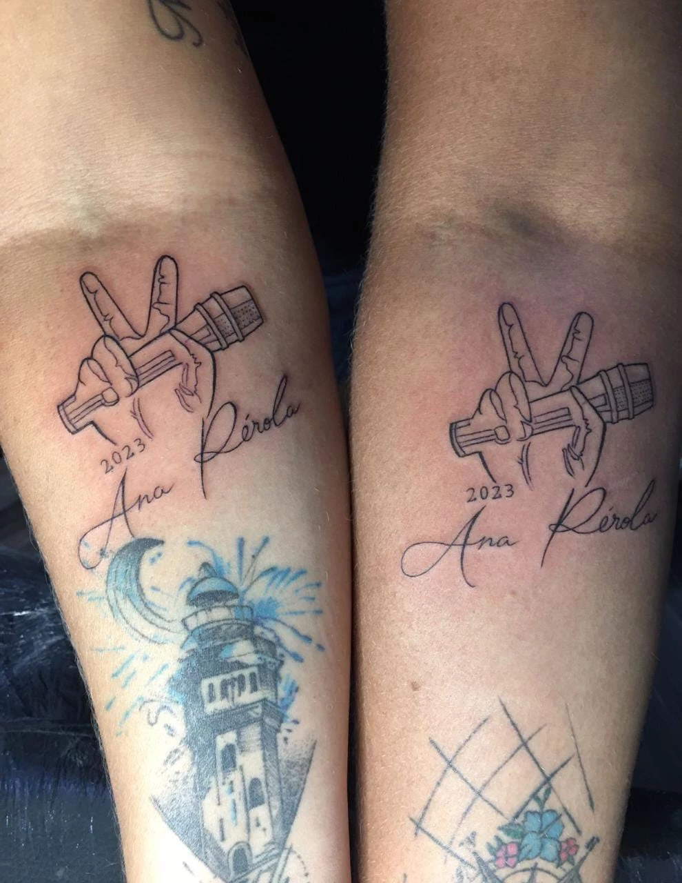 As mães da cantora maranhense Ana Pérola tatuaram a logomarca do The Voice. (Foto: Reprodução / Instagram)