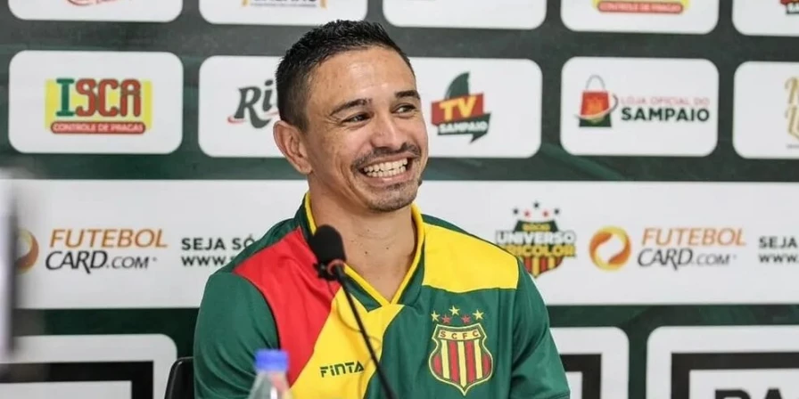 Pimentinha durante entrevista coletiva na sede do Sampaio