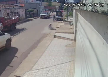 Imagens de câmeras de segurança mostram o suspeito caminhando na rua indo rumo a uma viatura da Polícia Militar (PM). Foto: Reprodução