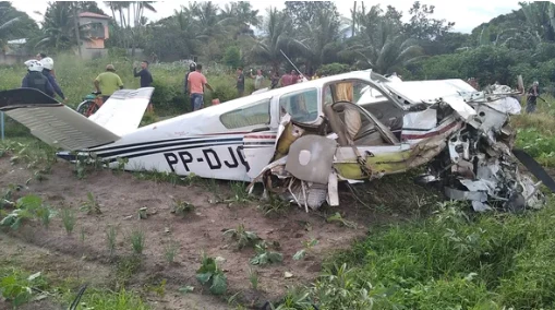 Avião que caiu em abril na zona rural de Raposa. (Foto: Divulgação / Polícia Militar)
