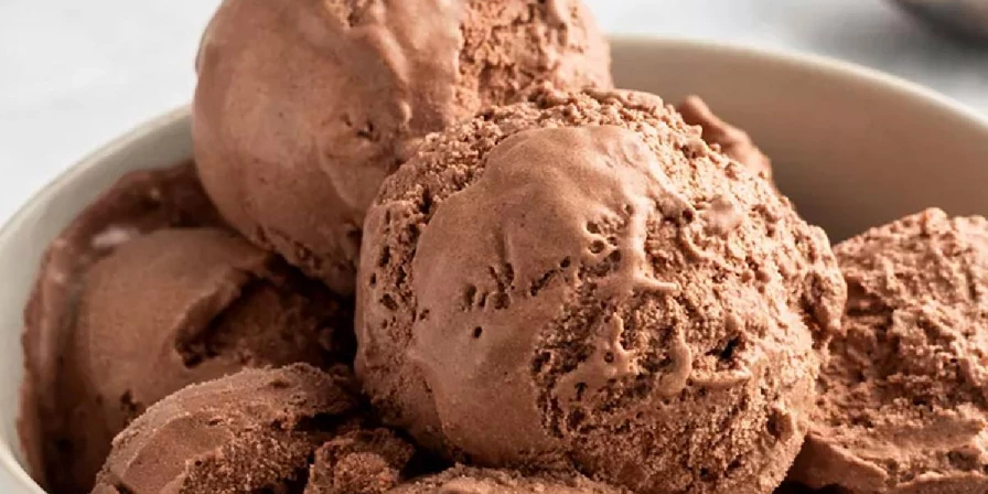 Sorvete de chocolate com apenas três ingredientes.