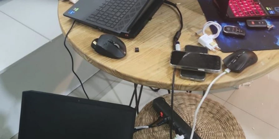 No momento do cumprimento aos mandados de busca domiciliar, os suspeitos estavam em plena operação, sendo identificados mais de 50 sites falsos abertos.