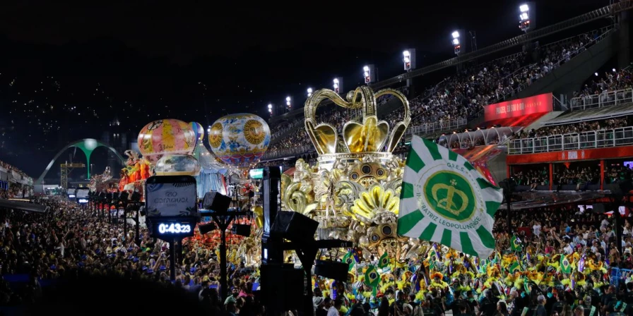 Os desfiles das escolas de samba fazem parte da celebração do carnaval em diversas cidades brasileiras.