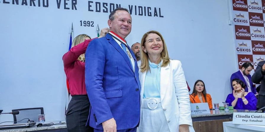Brandão recebe medalha ao lado de Iracema Vale